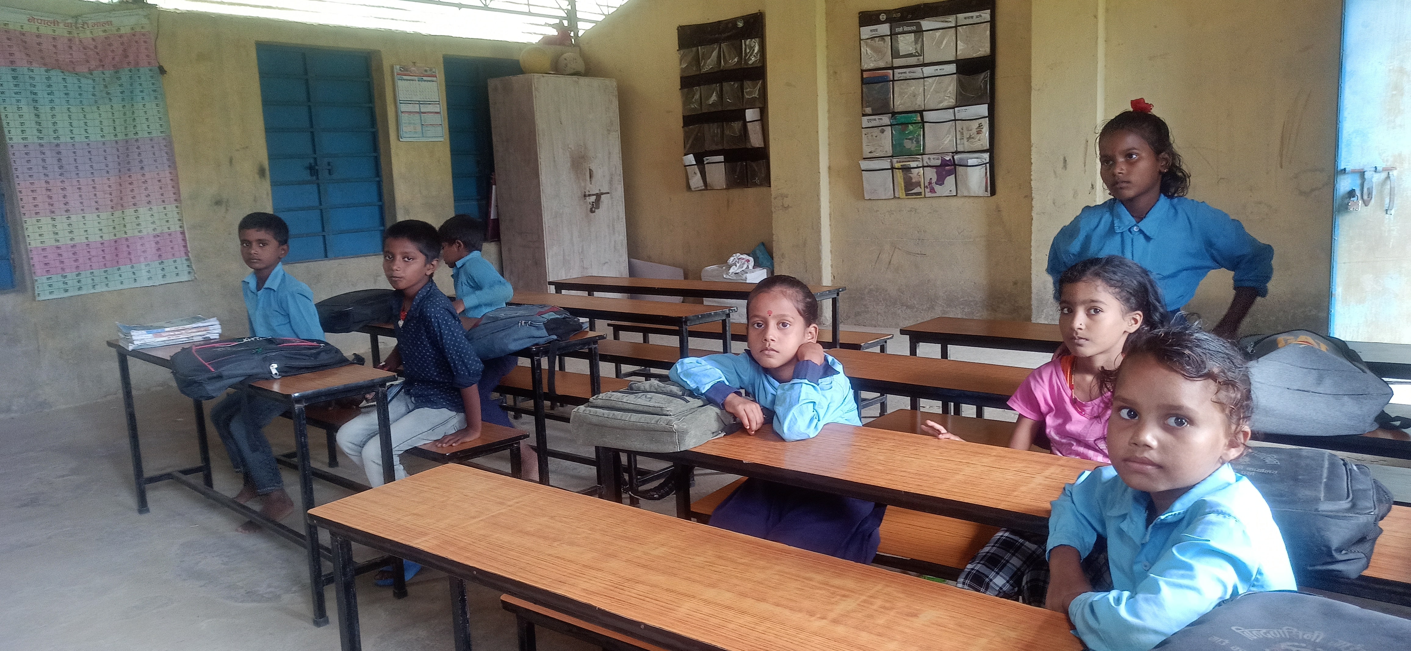 गिर्जा प्रा.वि. को कक्षामा विद्यार्थी